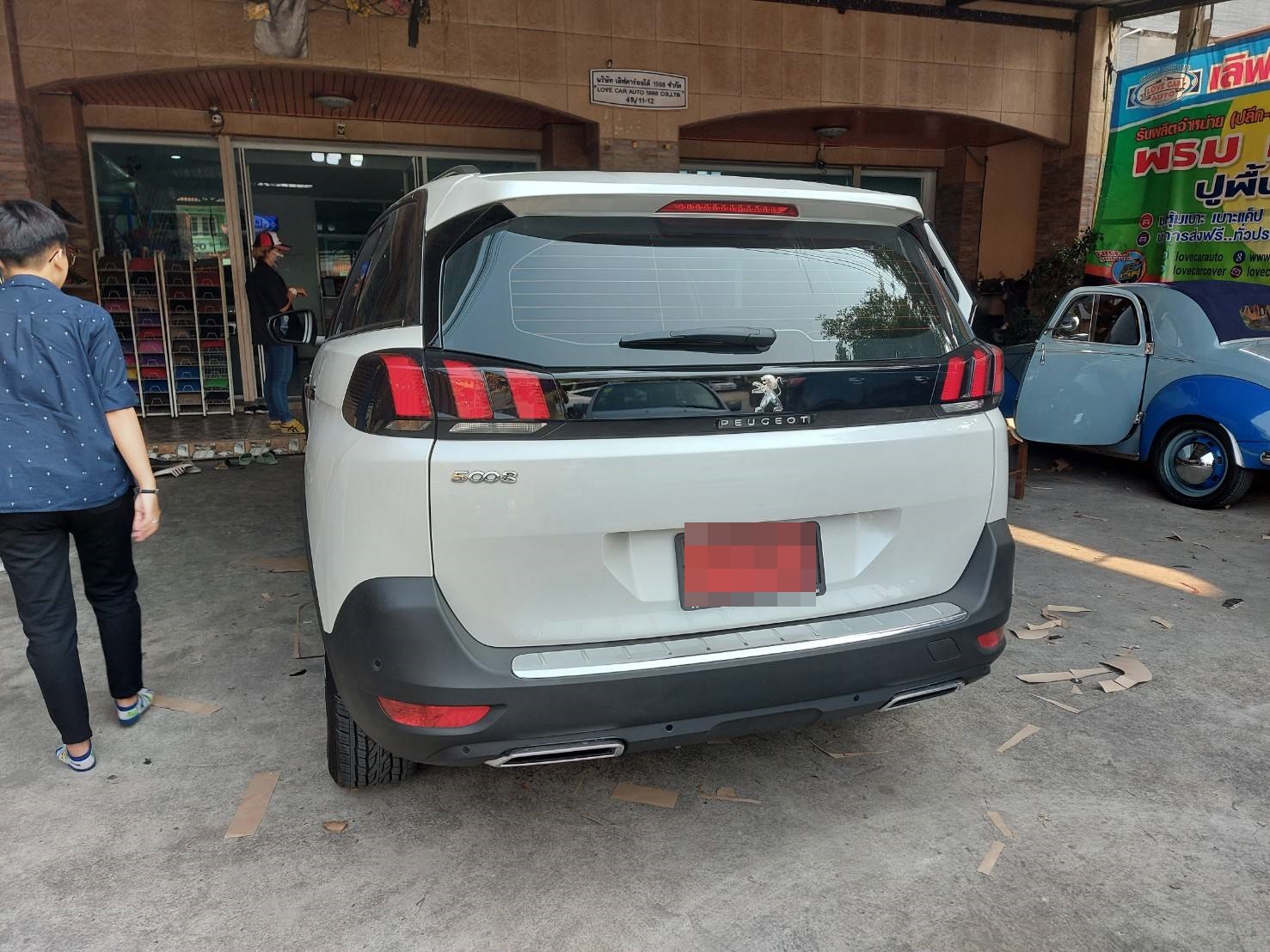 สั่งพรมรถยนต์ Peugeot 5008 ปูพรม7D สีดำด้ายฟ้า + ไวนิลดำ 2 แถว