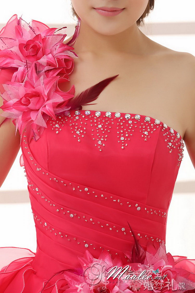 พร้อมเช่า ชุดแฟนซี ชุดราตรียาว ไหล่เฉียง สีชมพู กระโปรงระบายย้วย แต่งดอกไม้