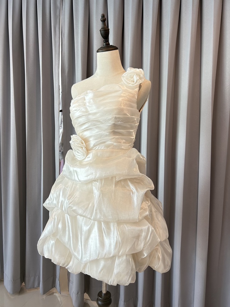 พร้อมเช่า ชุดแฟนซี ชุดราตรีสั้น ไหล่เฉียง ผ้าแก้วจับจีบย่น แต่งดอกไม้สวยหวาน สีครีม