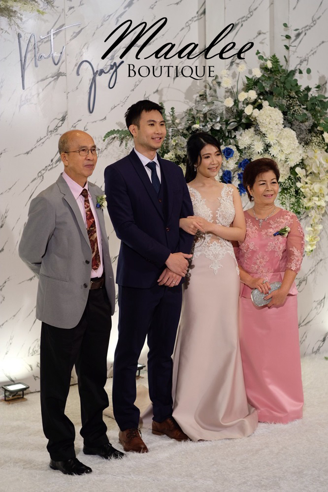 พร้อมเช่า ชุดเดรส แม่เจ้าสาวลูกไม้ สีชมพูกลีบบัว แต่งระบายสวย