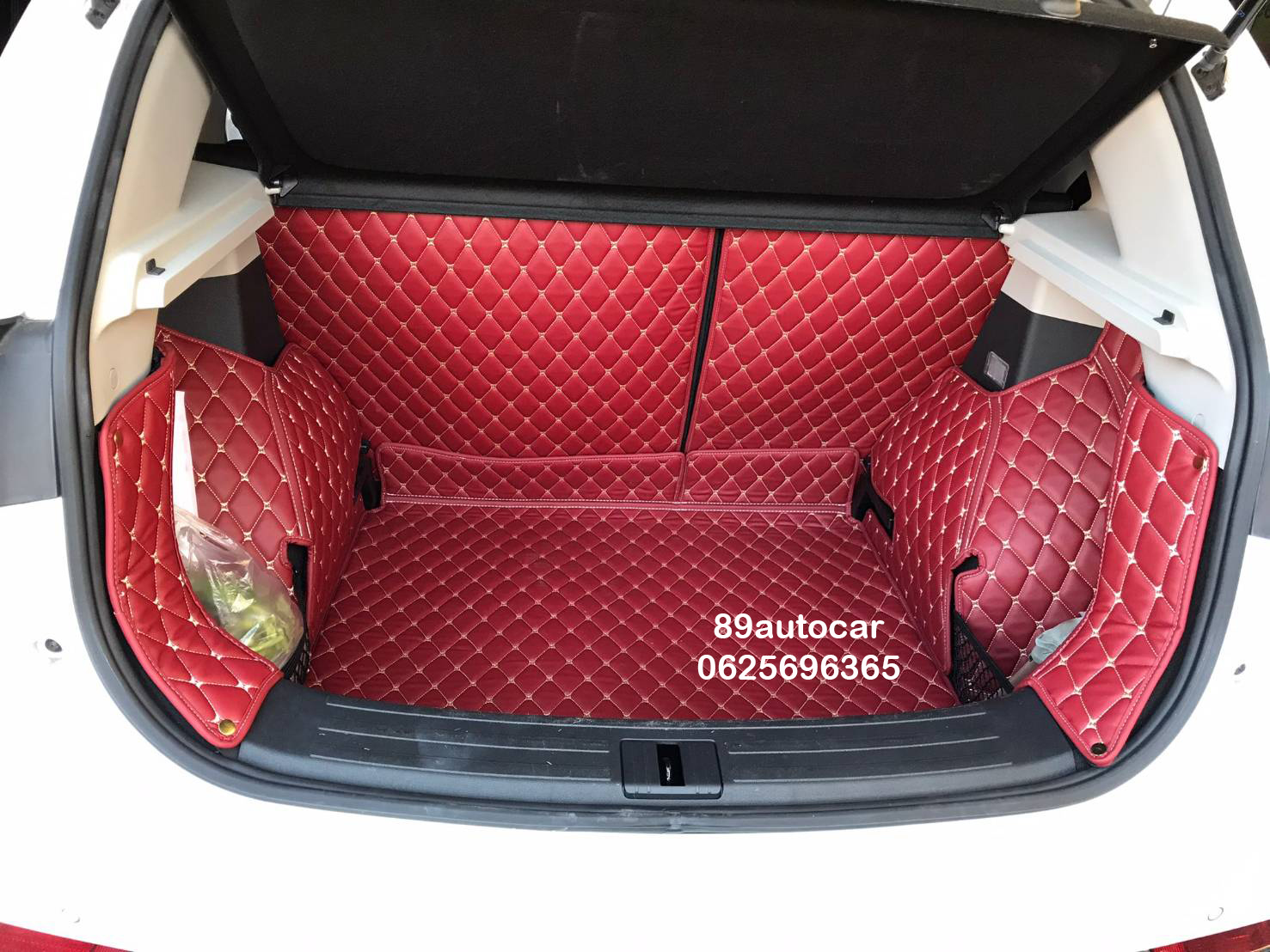 พรมรถยนต์ MG ZS 2021 ปูพรมเจ็ดดี สีแดงไวน์ เสริมด้วยพรมดักฝุ่นสีครีม เข้ารูป เต็มคัน