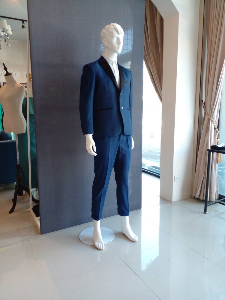 พร้อมเช่า ชุดสูทชาย สีน้ำเงิน แต่งปกสีดำ 2 กระดุม เนื้อผ้าเนี้ยบ