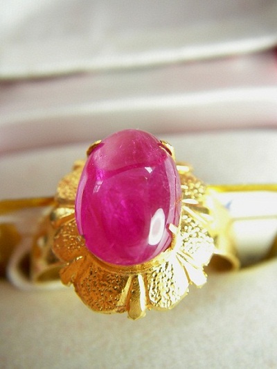 RUBY ทับทิมพม่า เนื้อแก้วใสแดงสด แหล่งกำเนิด พม่า100% เนื้อแก้วใสแดงสด ทรงกองข้าว ล้อมเพชรสวยมากขนาด 11.17x7.48x4.31 มม. นน. 3.75 ct.