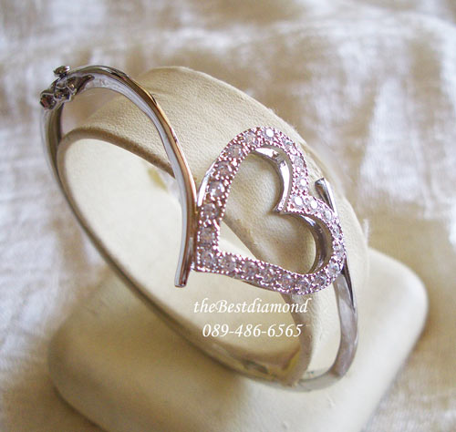 BL009RD++กำไลเพชร หนีบหัวใจ++กำไลน่ารักๆๆ เป็นหัวใจถูกหนีบ แบบน่ารักสุดๆๆ Modern ทันสมัย ใส่ติดข้อมือได้ไม่เวอร์ ข้อมืออวบๆก็ใส่ได้ เพราะเป็นรูปวงรี