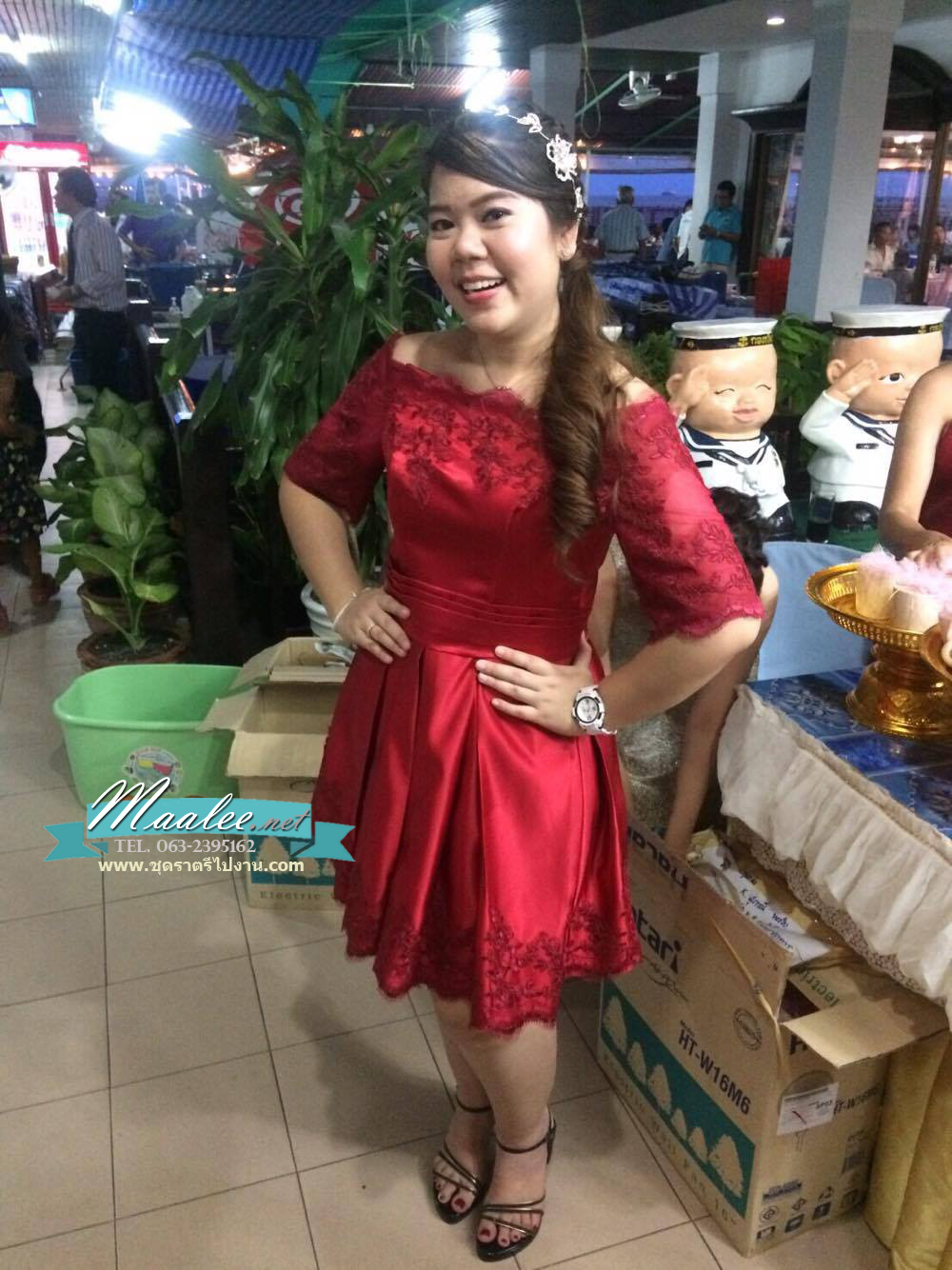 พร้อมเช่า ชุดราตรีสั้น แบบไหล่ปาด แขนยาว ผ้าซาติน แต่งลูกไม้สวยหรู สีไวน์แดง (เชือกผูกหลัง)