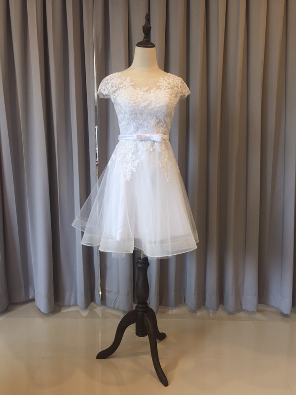 พร้อมส่ง ชุดราตรีสั้น แขนสั้น สีขาว สวยหวาน กระโปรงตาข่าย ตัวชุดลูกไม้&แต่งโบว์ช่วงเอว (ซิปหลัง)