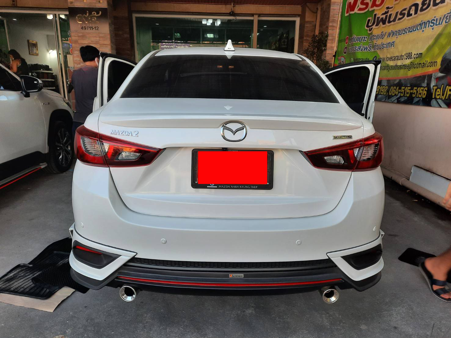 พรมรถยนต์ Mazda 2 2016-2021 ปูพรม7D สีดำด้ายแดง เสริมด้วยพรมดักฝุ่นสีแดงขอบดำ เต็มคัน