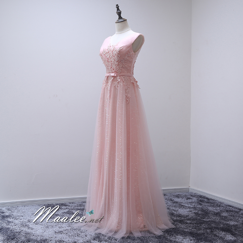 พร้อมเช่า ชุดราตรียาว แขนกุด สีชมพู แต่งลายลูกไม้ ผ้าตาข่าย ข้างในปักเลื่อมสวย