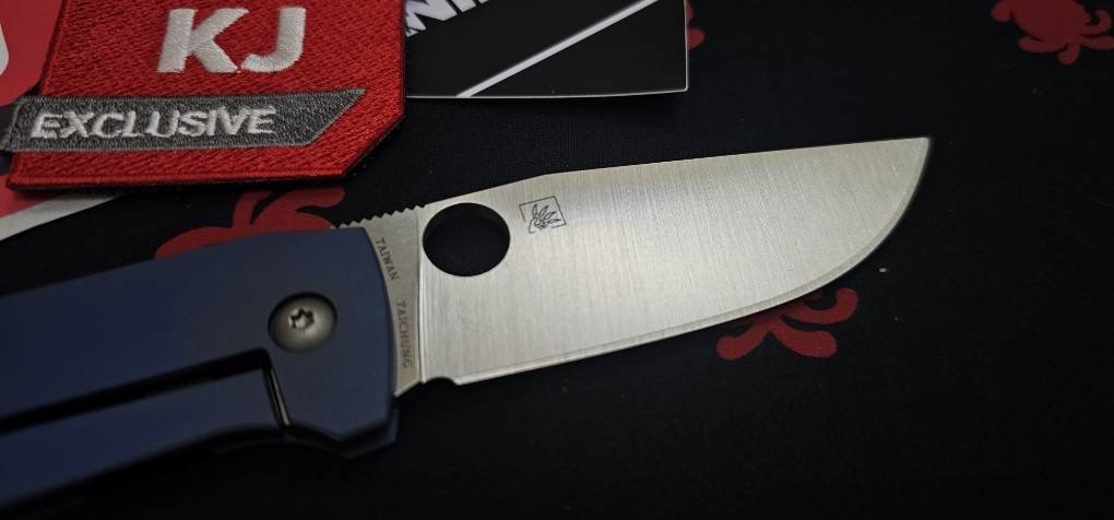 SPYDERCO KNIFEJOY EXCLUSIVE SLYSZ BOWIE FOLDER M390 WITH ANODIZED BLUE TI HANDLE