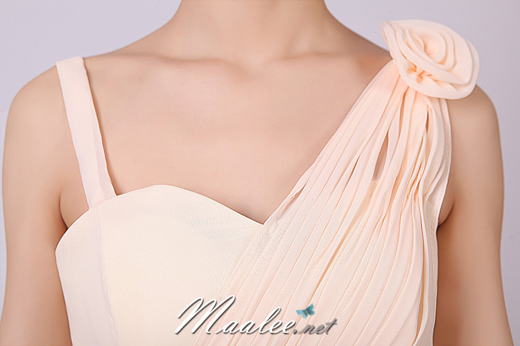 พร้อมส่ง ชุดราตรีสั้น เกาะอก ไหล่เดียว สีครีมไข่ คาดผ้าจับเดรป ทิ้งชายด้านหลัง