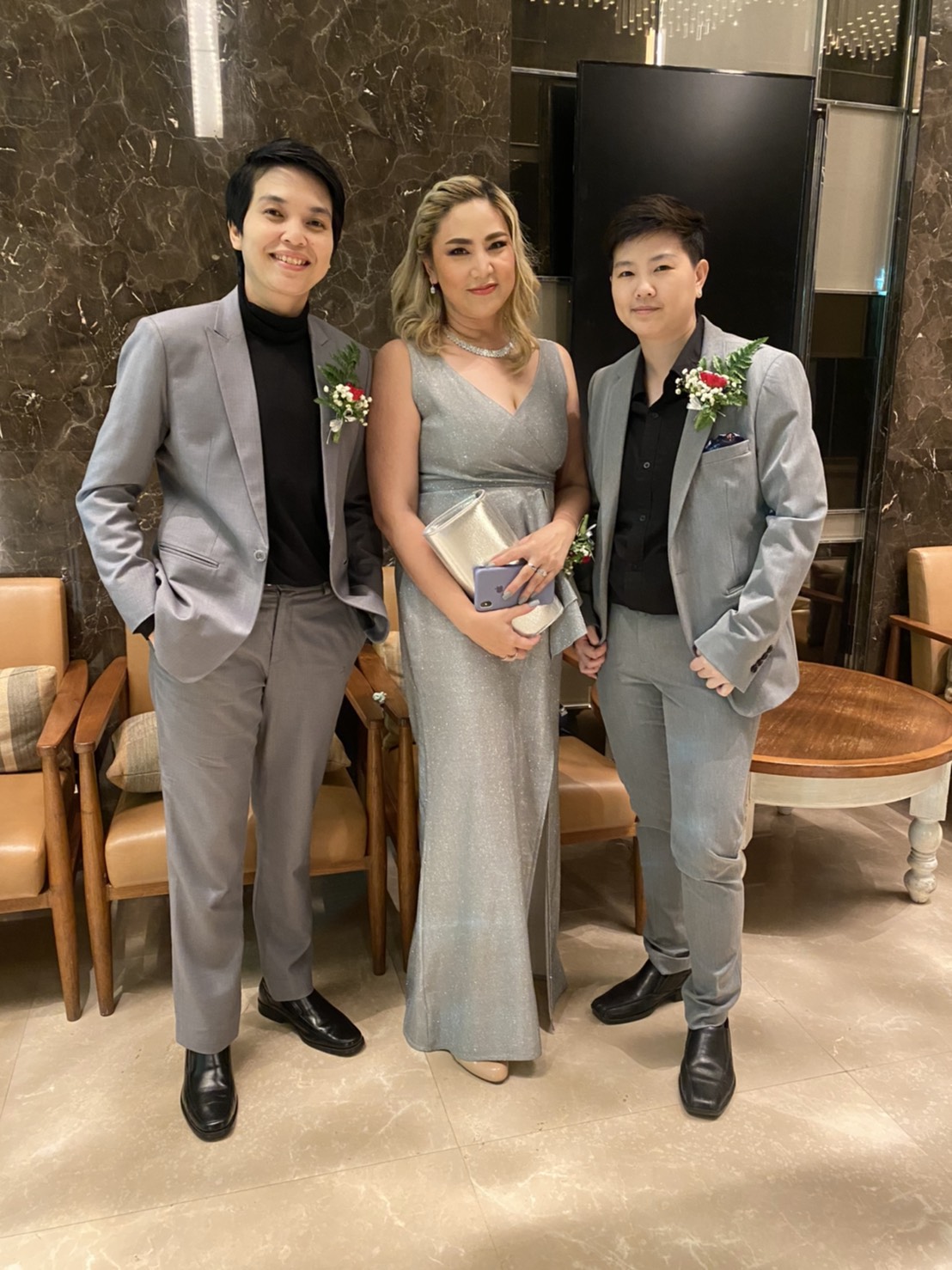 พร้อมเช่า ราตรียาว แขนกุด คอวี แต่งระบายช่วงเอว หรูหรา ผ้า Glitter สีเทา