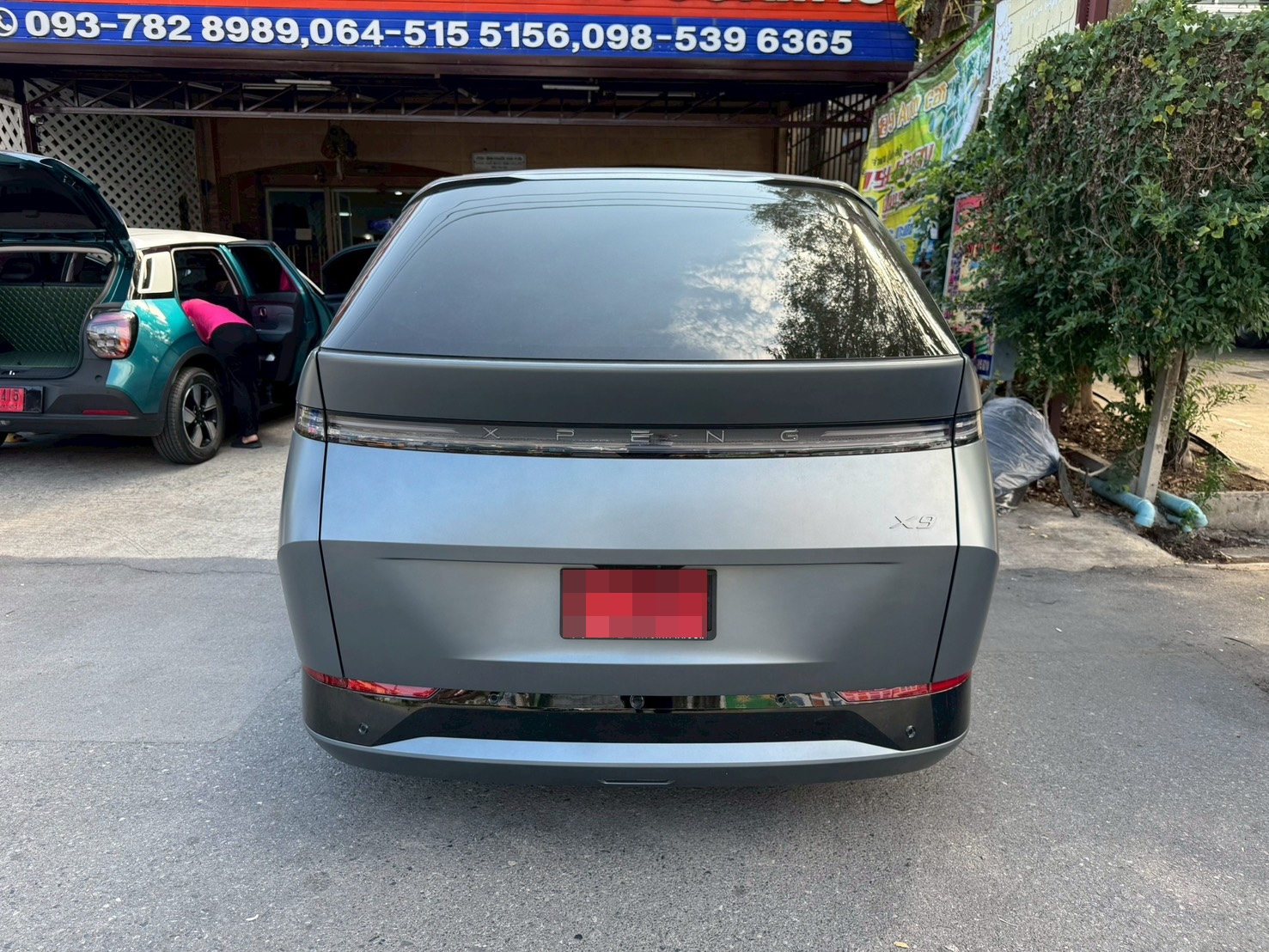 พรมปูพื้นรถตู้ Xpeng X9 ปูพรมVVIP สีม่วงด้ายทอง เต็มคัน