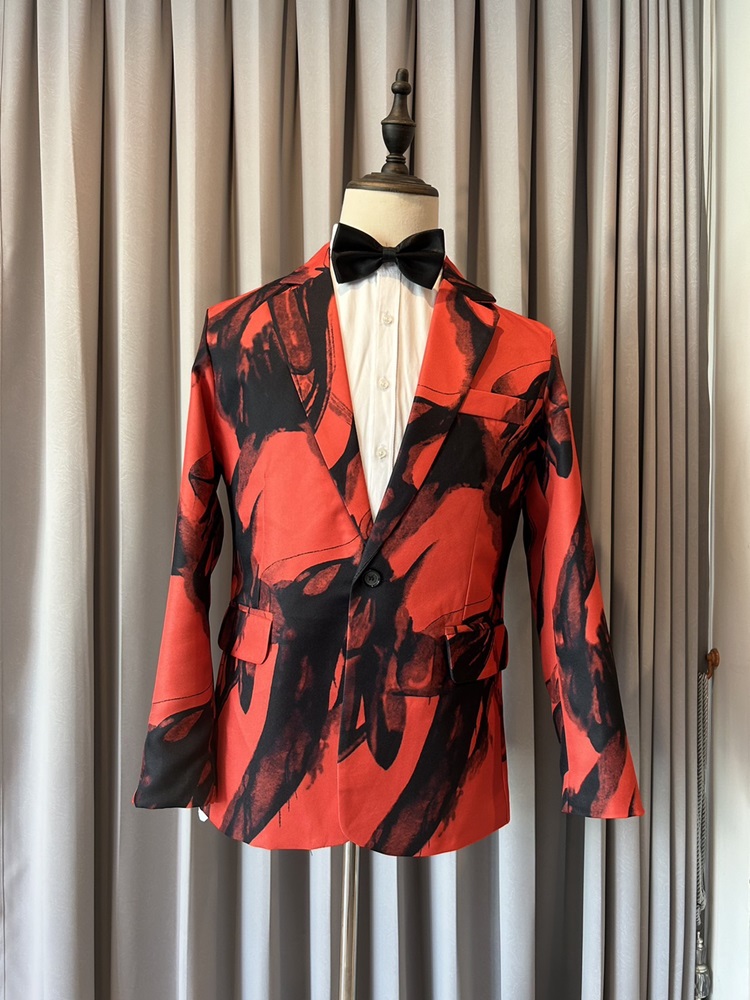 พร้อมเช่า เสื้อสูทชาย สีแดงดำ พิมพ์ลายหินอ่อน กับกางเกงสแลคดำ