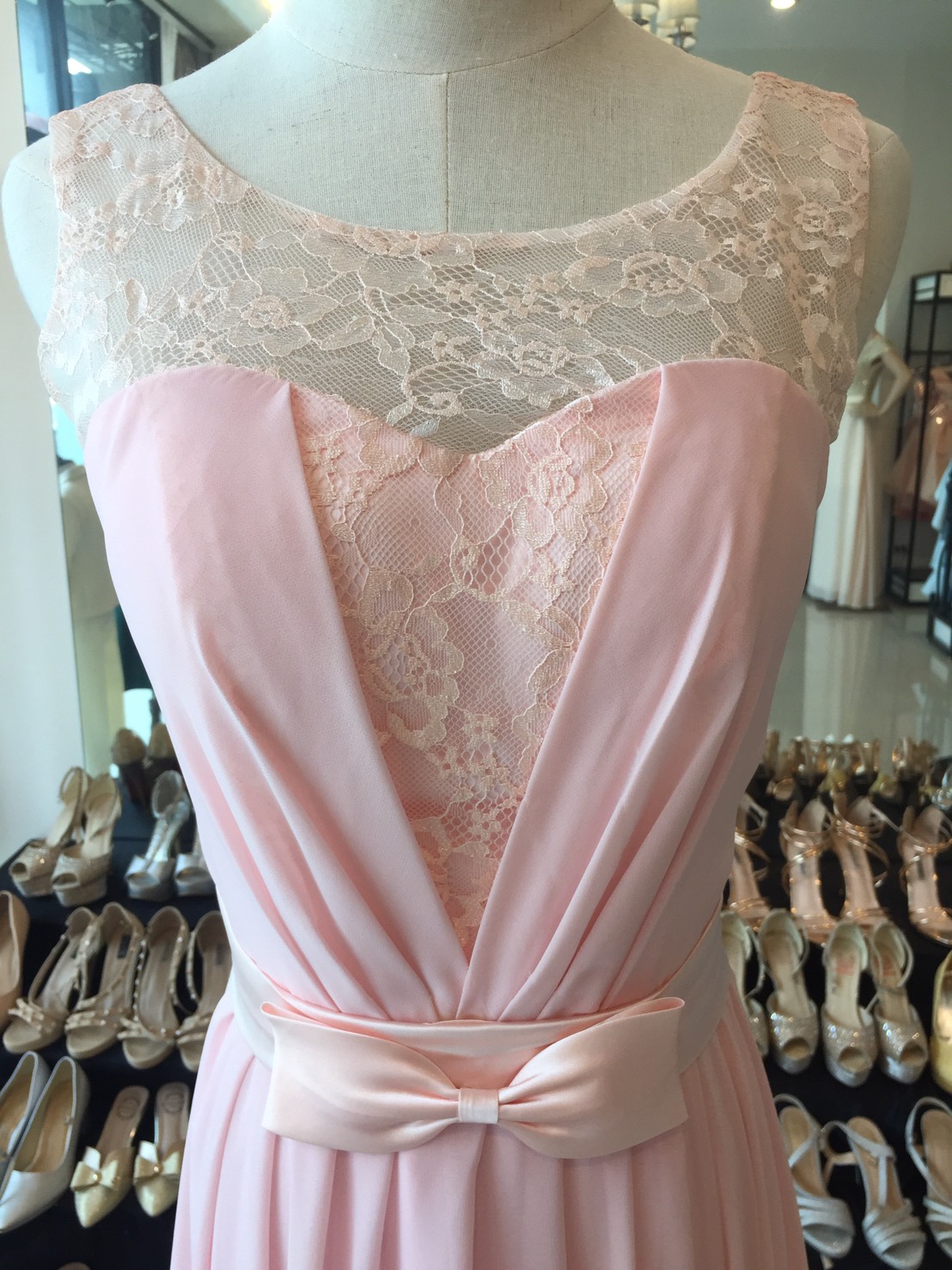 พร้อมส่ง ชุดราตรียาว แบบแขนกุด ผ้าชีฟอง แต่งผ้าลูกไม้ & โบว์ช่วงเอว สวยหวาน สีชมพู (เชือกผูกหลัง)