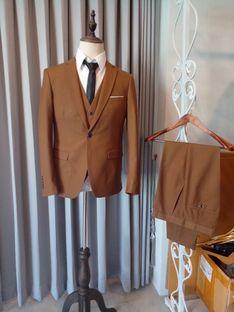 พร้อมเช่า ชุดสูทชาย สีน้ำตาล คลาสสิก รุ่นกระดุมเดียว (พร้อมเสื้อกั๊ก)