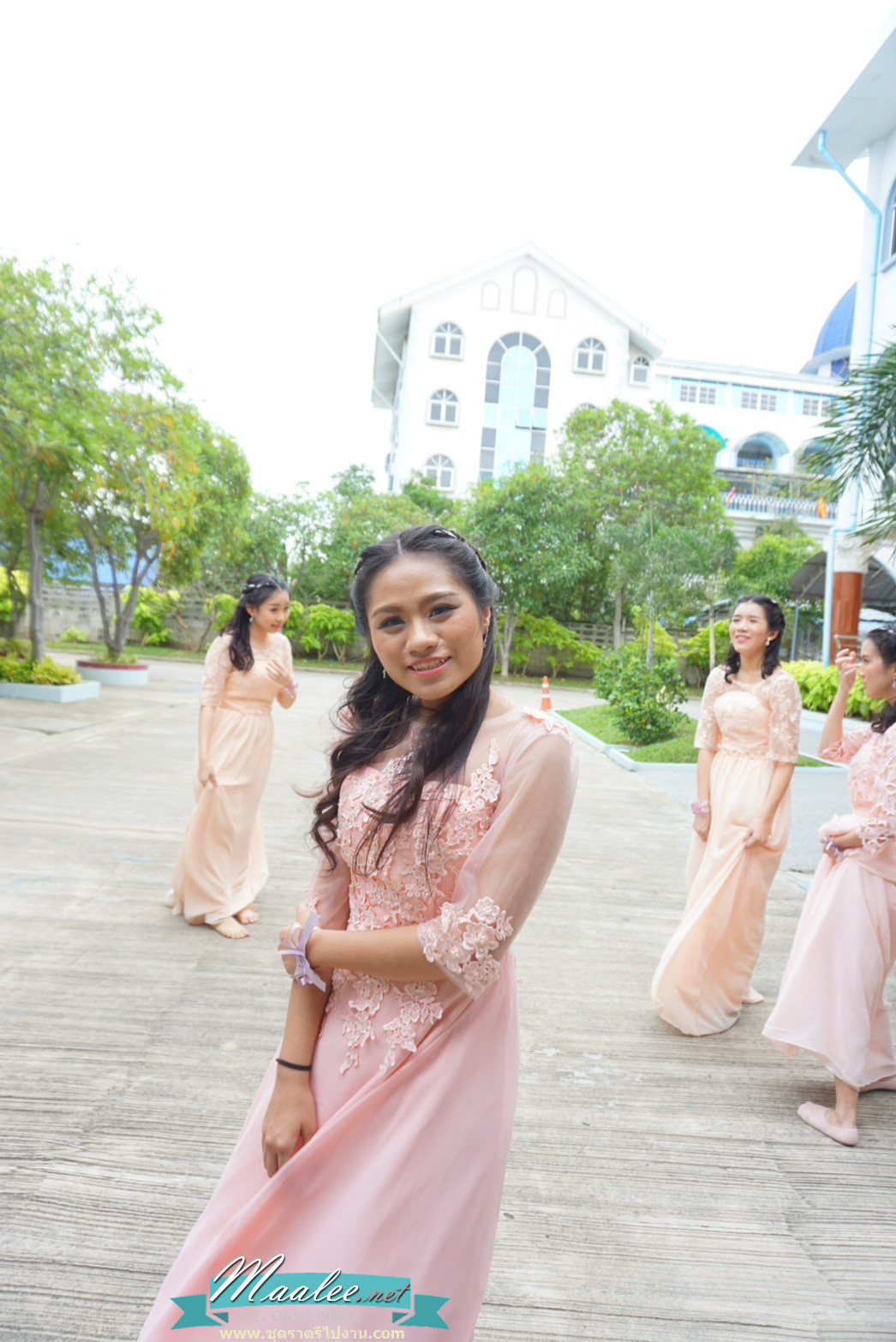 พร้อมส่ง ชุดราตรียาว สีขาว แขนยาว แบบเรียบหรู แต่งลูกไม้เซาะดอก ปักลูกปัดมุก