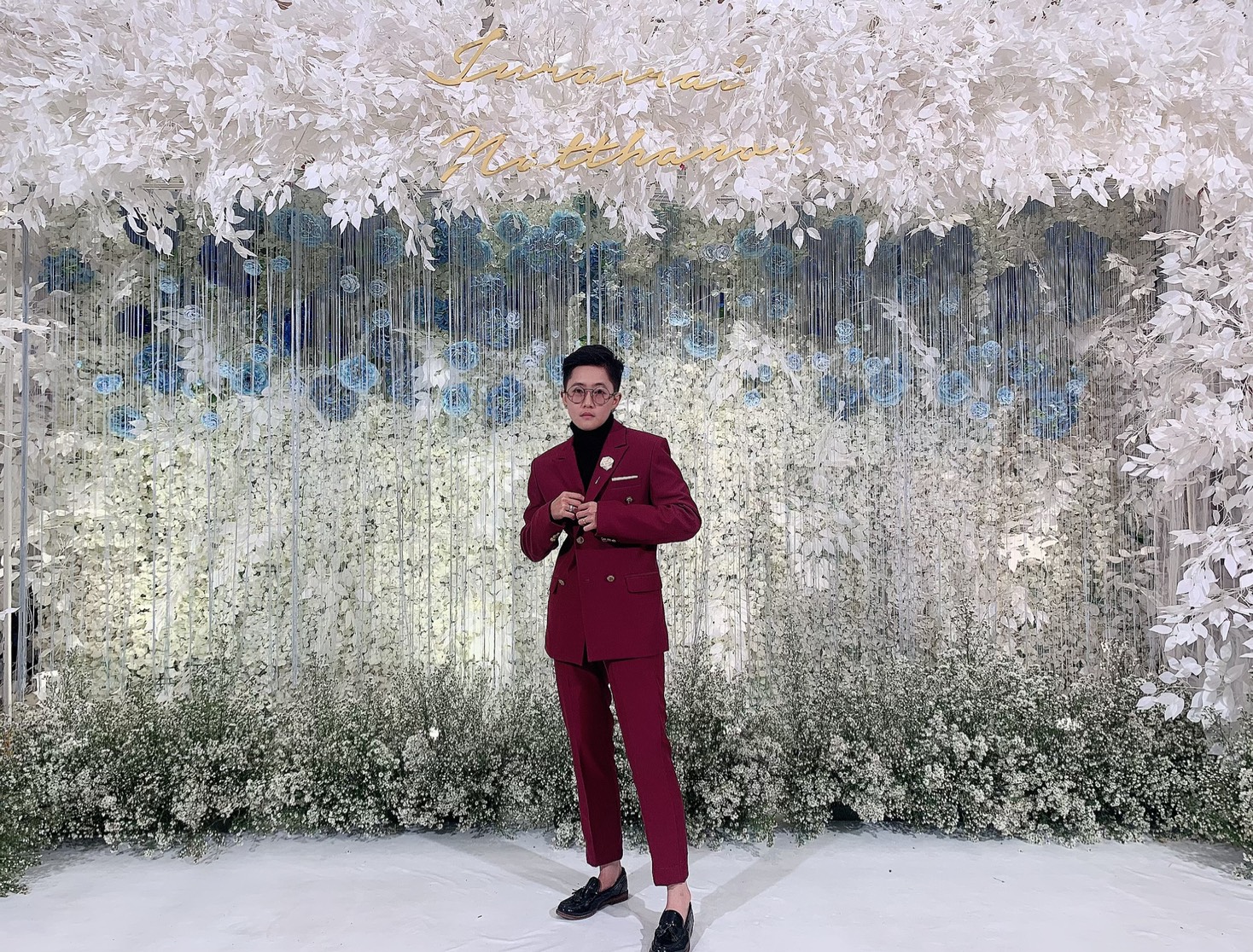 พร้อมเช่า ชุดสูทชาย สีไวน์แดง สองกระดุม แบบคลาสสิก ไม่มีเสื้อกั๊ก