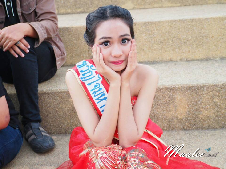 พร้อมส่ง ชุดราตรียาว เกาะอก สีแดง แต่งเลื่อมรูปลายนกยูง (ซิปหลัง)