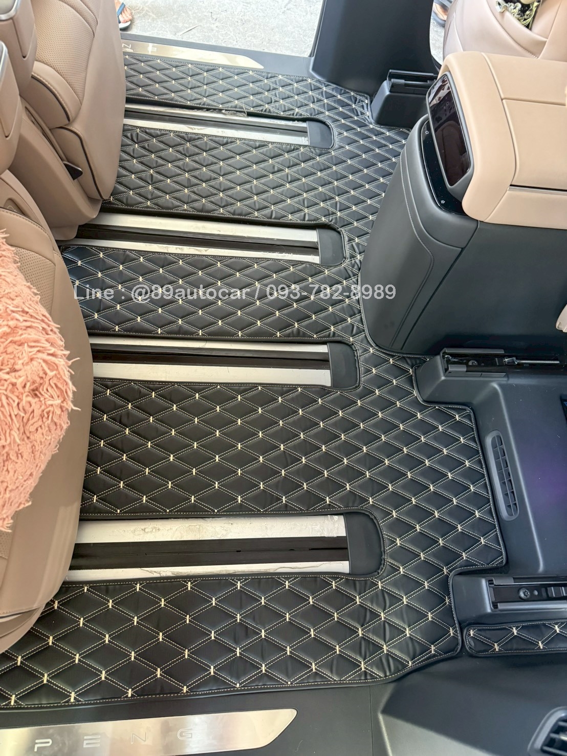 พรมปูพื้นรถตู้ Xpeng X9 ปูพรมVVIP สีดำด้ายทอง เต็มคัน