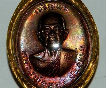 หลวงพ่อคูณ เจริญพรบนครึ่งองค์ ม.ขีด ตัวตัดนวะ ผิวสวยรุ้ง 7 สีงาม สวยอย่างนี้หาไม่ง่าย รุ่นนี้จะเป็นอีกรุ่นหนึ่งในทำเนียบตำนานวัตถุมงคลของหลวงพ่อคูณ