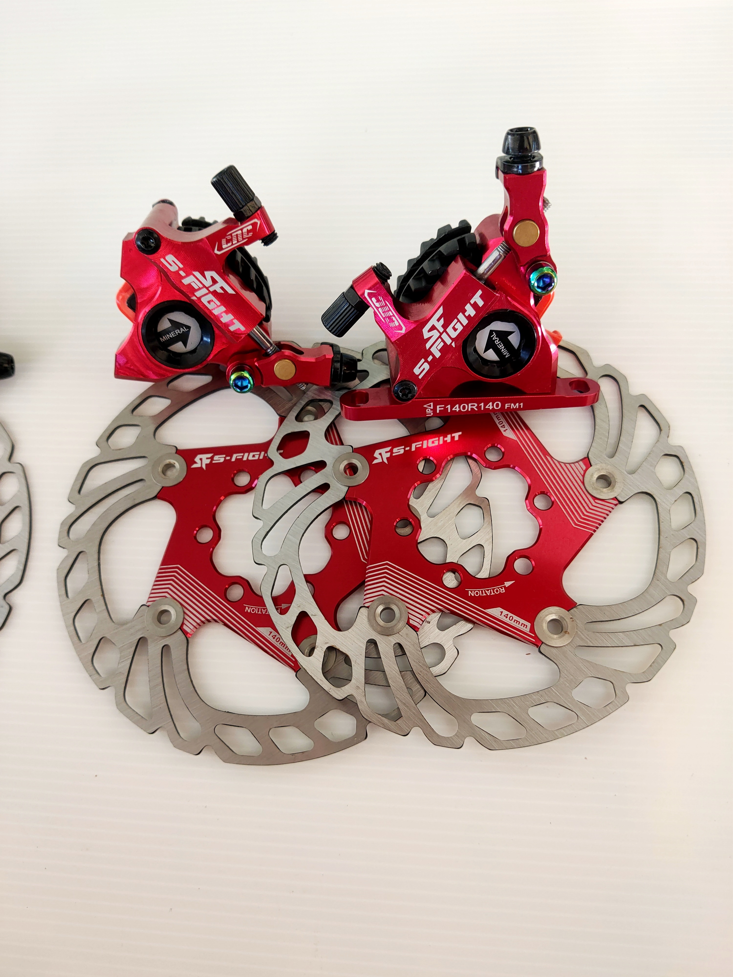 ปั๊มดิสเบรกไฮดรอลิคแบบสายดึง S-FIGHT Mechanical Disc Brake ตัวปั๊ม CNC น้ำหนักเบา มาพร้อมใบดิสแต่ง 2 ชั้น ขนาดใบดิส 140 mm. ตัวน๊อตเป็นไทเทเนี่ยม ใช้ Mineral Oil (ได้คาลิปเปอร์+ใบดิส) คู่ หน้าหลัง
