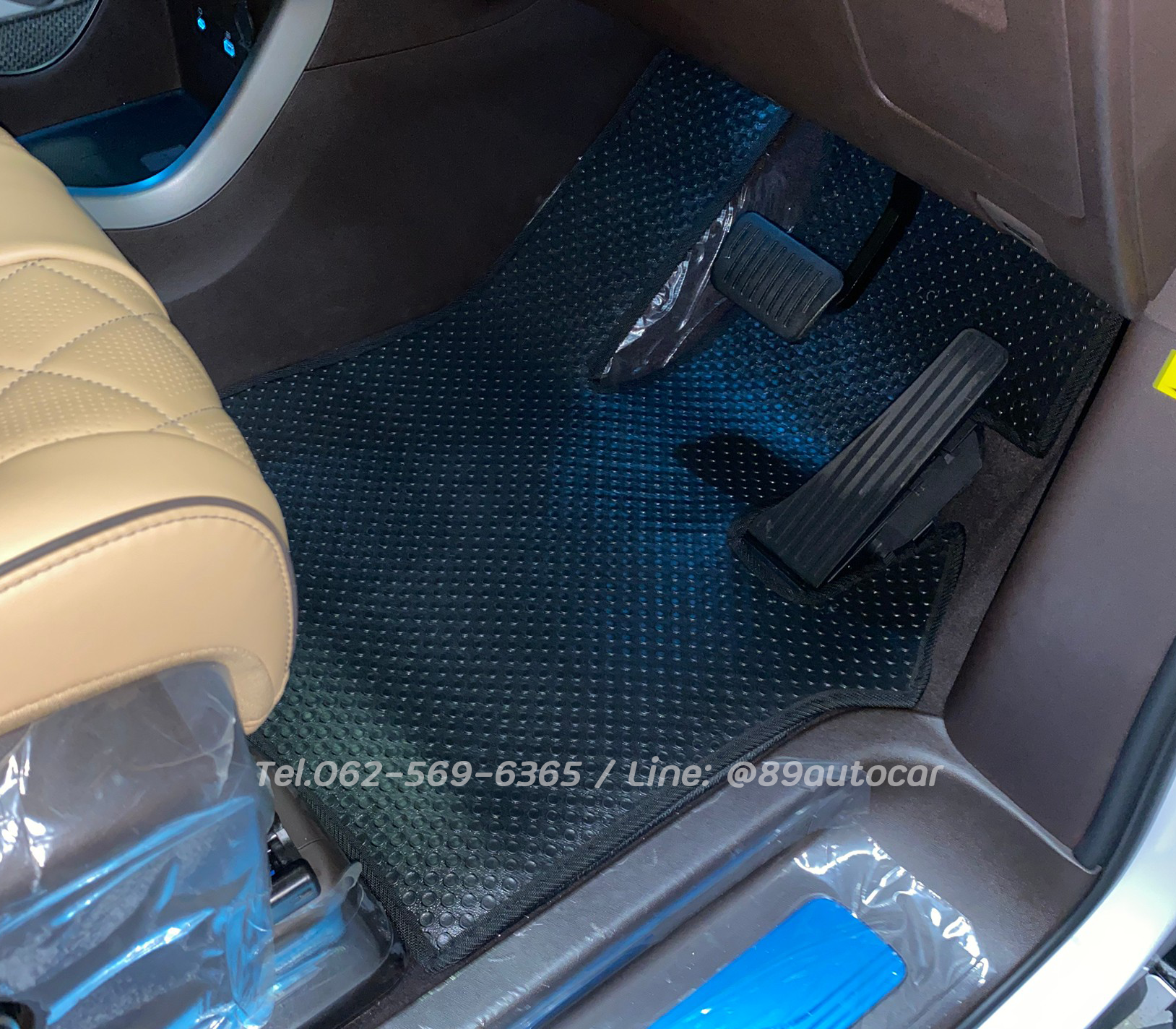 ผ้ายางปูพื้นรถยนต์ BYD Denza D9 ปูกระดุมเล็ก สีดำขอบดำ