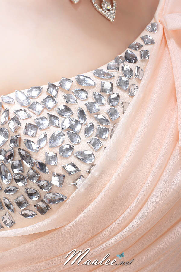 พร้อมเช่า ชุดราตรีสั้น สีขาว เข้ารูป ไหล่เดียว ปักเลื่อมตัว V แต่งระบายไหล่