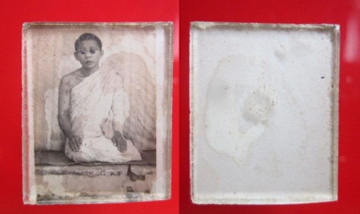 รูปภาพขาวดำเก่า พระใส่แว่น ไม่ทราบที่