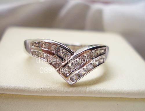 BR414RD+++แหวนปีกนกคู่+++คล้ายๆทรงปีกนก โดยมี 2 แถวประกบกัน เรียบ ดูดี ใส่ติดนิ้วได้ทุกวัน คล้ายๆแหวนแถว แต่เป็นแถวแบบมีรอยหยักตรงกลาง งานสวยค่ะ