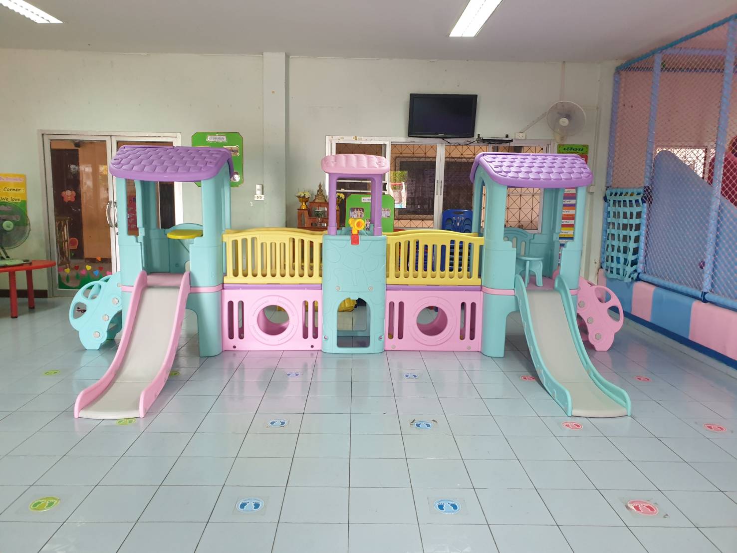 เครื่องเล่นสนาม บ้านจำลองเด็ก บ้านน้อย3ป้อมพร้อมบันไดรถ (สีหวาน) จัดส่งฟรี