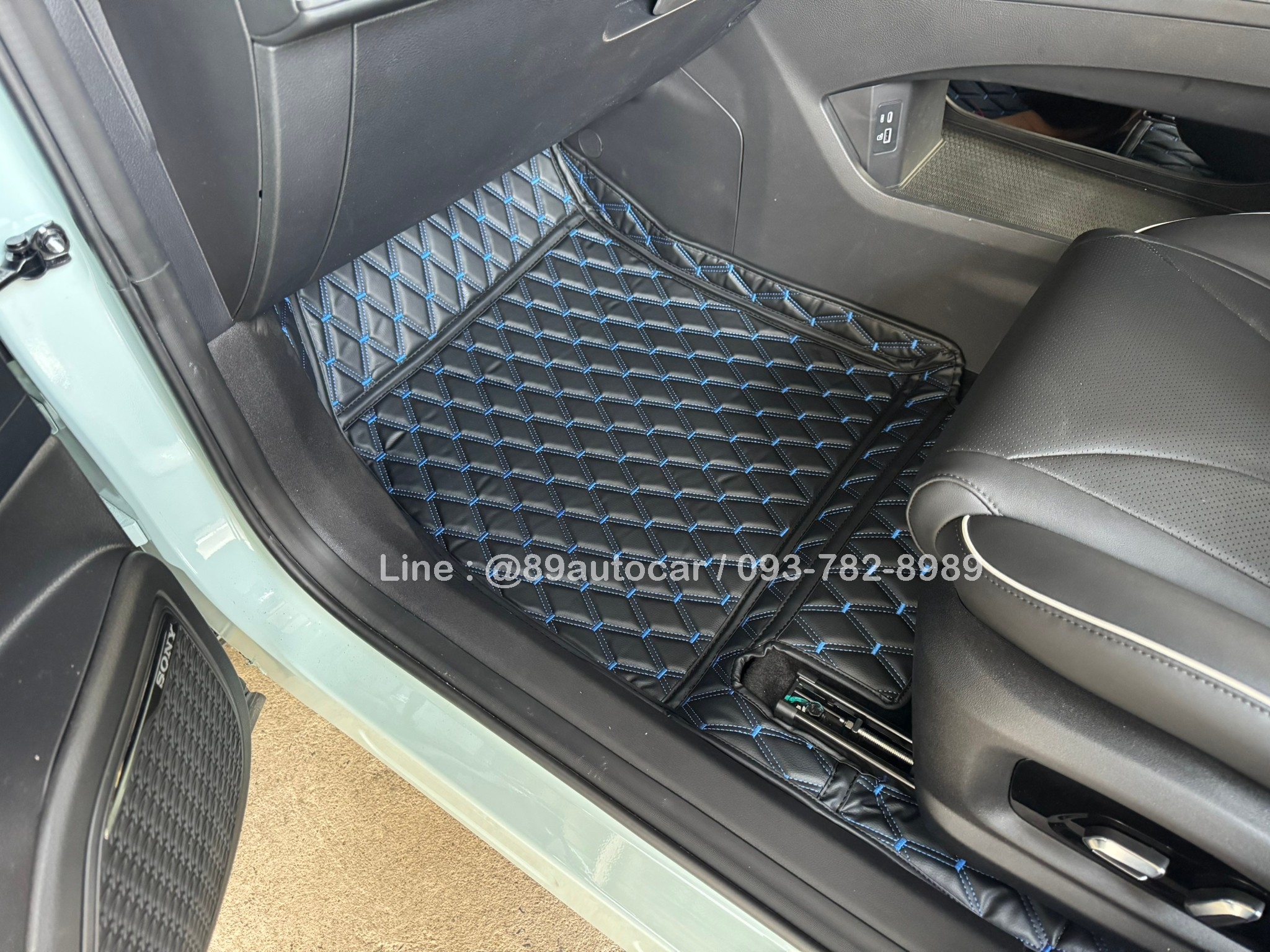 พรมปูพื้นรถยนต์ Omoda C5 (โอโมด้า ซี5) ปูพรมVVIP สีดำด้ายน้ำเงิน เต็มคัน