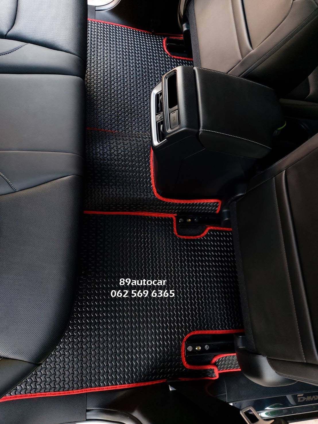 ผ้ายางปูพื้นรถยนต์ Isuzu D-Max 4 ประตู 2020 ลายธนูสีดำขอบแดง