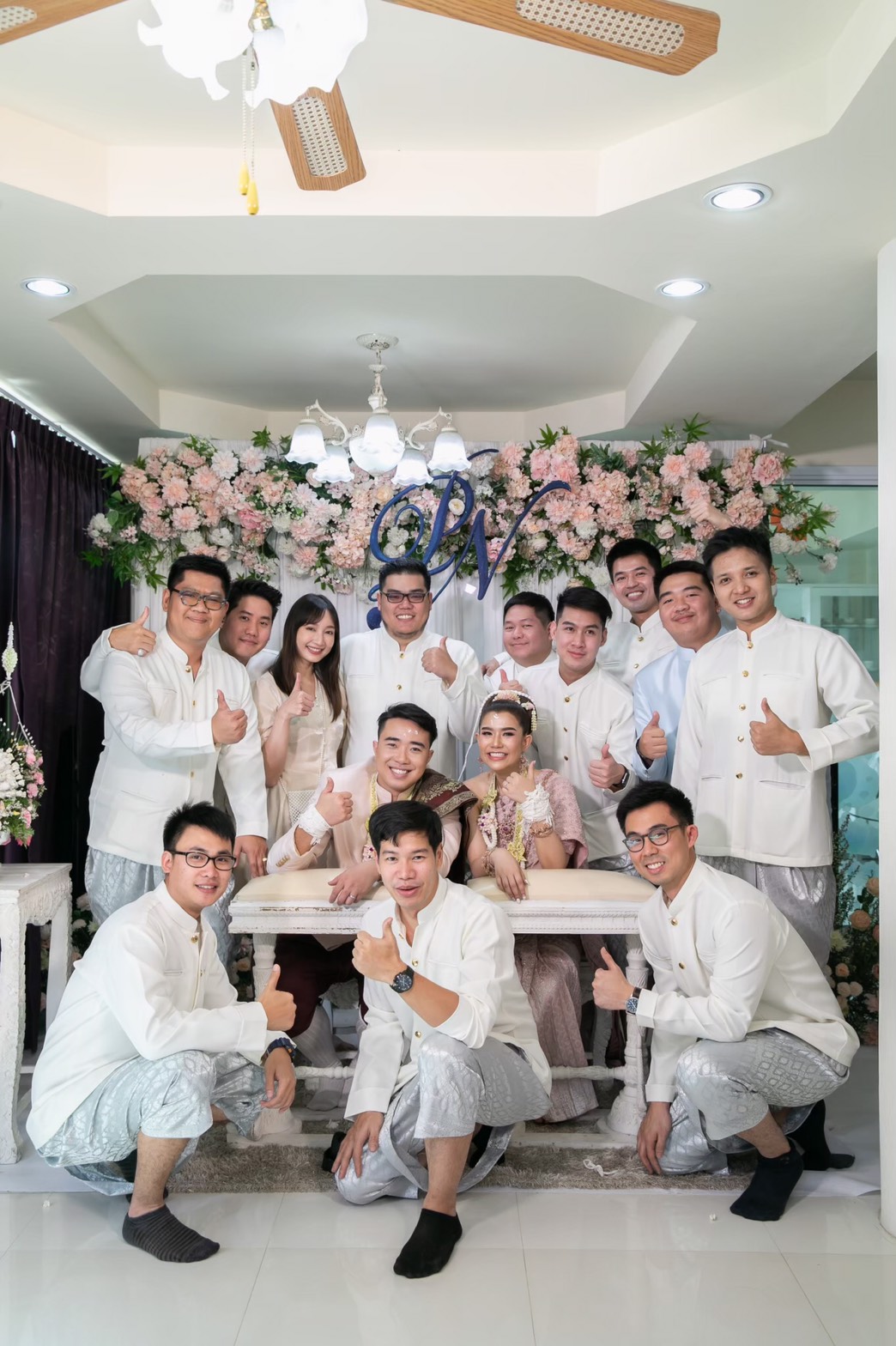 เช่า ชุดไทย ชุดเพื่อนเจ้าสาว ชุดไทยผ้าถุงสีเทาเงิน สไบเรียบ สีเทาเงิน