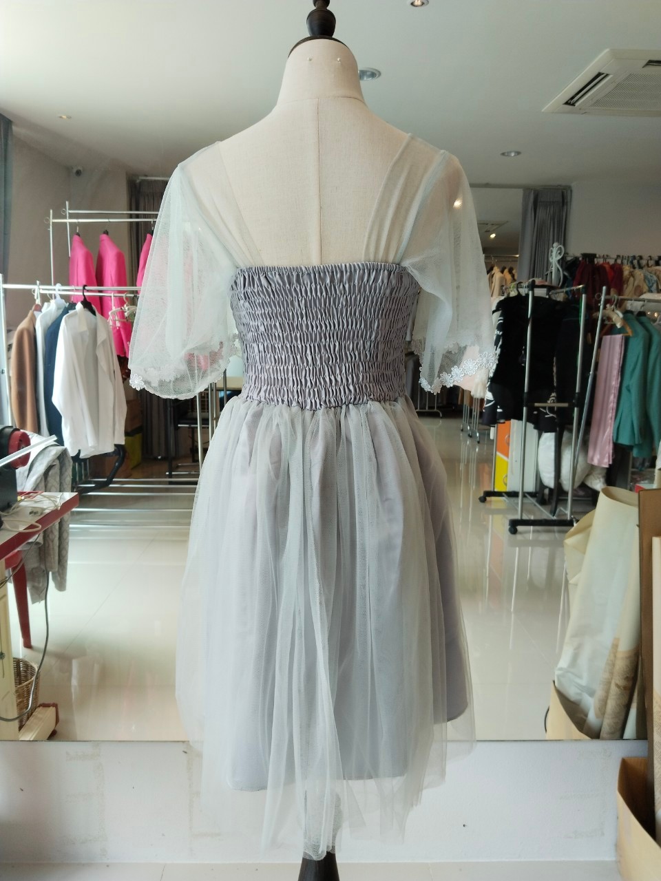 พร้อมส่ง ชุดราตรีสั้น เพื่อนเจ้าสาว กระโปรงตาข่าย สีเทา แบบ C แขนระบาย พรางต้นแขน อกแต่งลูกไม้ พร้อมโบว์คาดเอว (จับสม๊อกด้านหลัง)