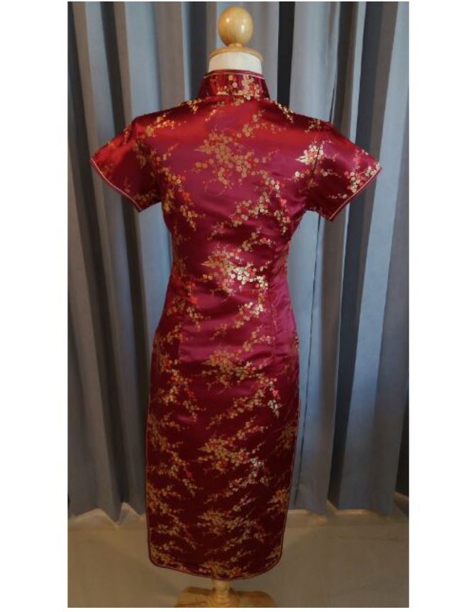 พร้อมส่ง กี่เพ้า สีไวน์แดง ลายดอกบ๊วย Cherry Blossom ผ้าไหมจีน กุ๊นขอบ ตัดเย็บอย่างดี (2XL,3XL,5XL)