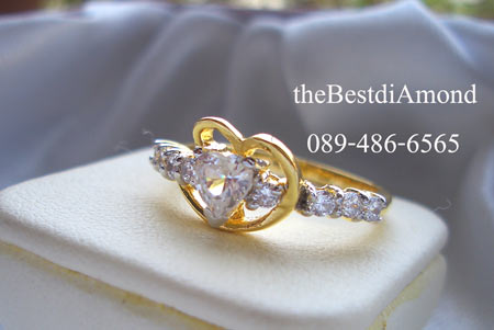 BR411+++แหวนหัวใจ ล้อมรัก+++ ดีไซน์ น่ารัก ตรงใจคู่รักมากๆ ใช้เพชรหัวใจขนาด 50 สต( 5*5 mm) อยู่ตรงกลาง และมีขอบทองล้อมเพชรหัวใจอีกที น่ารักม๊ากมากๆๆ