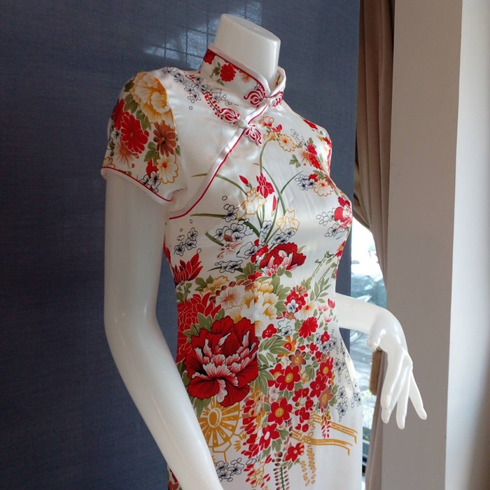 พร้อมเช่า กี่เพ้า สีขาว แขนสั้น ลายดอกไม้ ผ่าข้าง ตัดเย็บอย่างดี