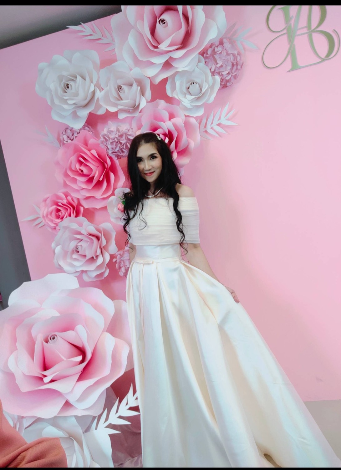 พร้อมเช่า ชุดราตรียาว แบบไหล่ปาด สไตล์วินเทจผ้าไหมดัชเชส กระโปรงทรงA แต่งโบว์2ชั้น ช่วงเอว สีครีม Champagne (เชือกผูกหลัง)