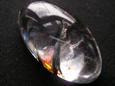 QU0025 แก้วเข้าแก้วเกาะติดแก้วขนเหล็กมัดเกลียวแพรพริ้วกระจายแผ่ปลาย ในเนื้อแก้วพาดกลางเม็ด ขนาดเม็ดแก้ว 21.68x39.97x13.9 mm.นน. 86.28 ct.