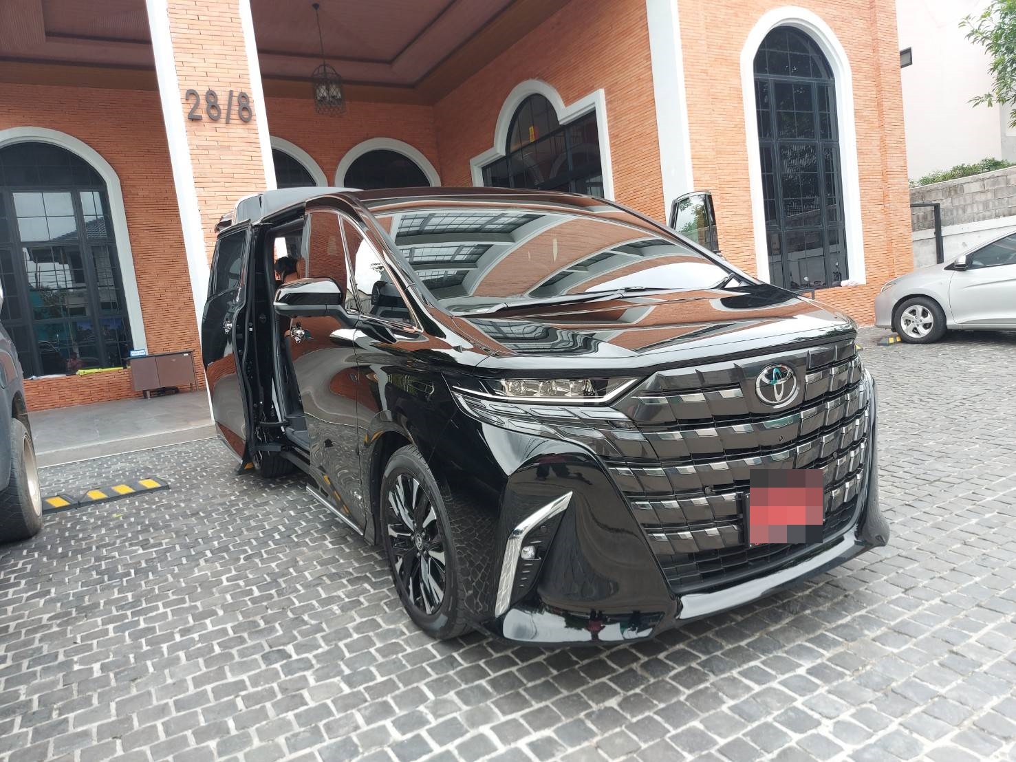 พรมดักฝุ่น Toyota Alphard 40 ปี 2024 ปูพรมไวนิลดักฝุ่นสีดำขอบดำ