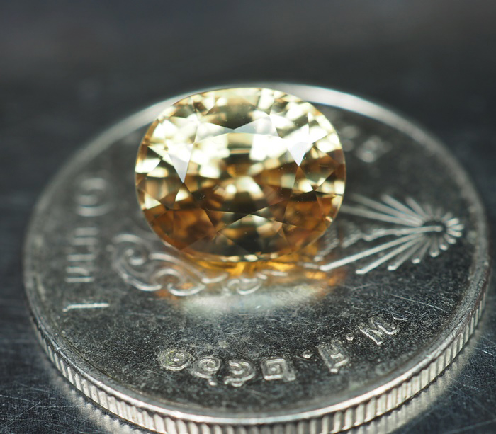 เพทายกัมพูชา 3.31 กะรัตสีน้ำตาลอ่อนปนเหลือง (0947)