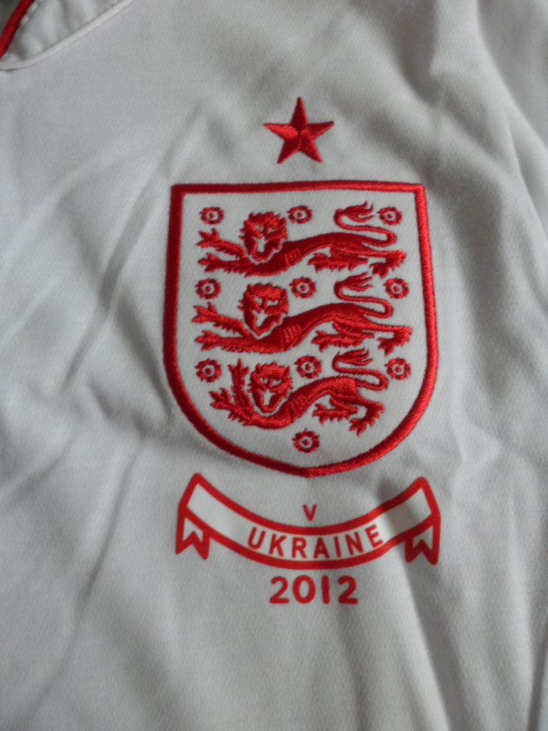 เสื้อฟุตบอล ทีมชาติอังกฤษ ชุดเหย้า ชุดลุยศึกยูโร 2012 ปัก vs UKRAINE ใหม่ S (38)-Size / ENGLAND Football Shirt Home Kit EURO 2012 vs UKRAINE MDT Jersey NEW S (38)-Size