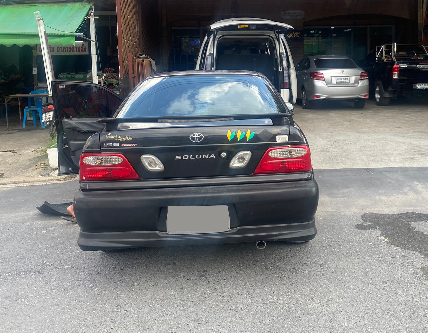 พรมรถยนต์ Toyota Soluna โฉมหยดน้ำ ปูพรมVVIP สีดำแดง เต็มคัน