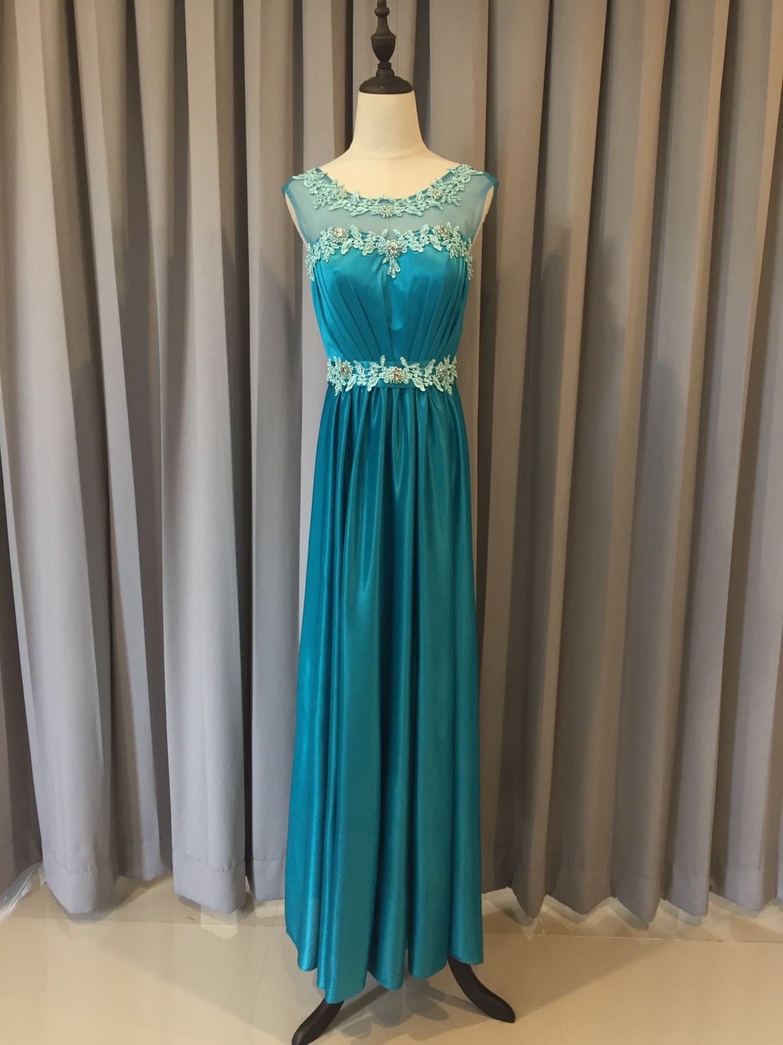 พร้อมเช่า ชุดราตรียาว แขนกุด สีเขียวน้ำทะเล เนื้อผ้ามันใส่สบาย แต่งมุกปักเลื่อมสวยหรูทั้งอกและเอว