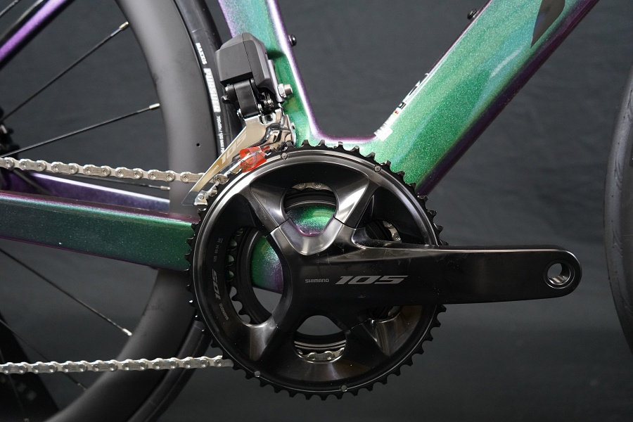 จักรยานเสือหมอบ XDS AD7 105 Di2 Carbon Aero | Shimano 12-Speed Wireless | เฟรมคาร์บอนแอโร่ | น้ำหนักเบา 7.5 กก. | รองรับยาง 28C | สี Green/Black