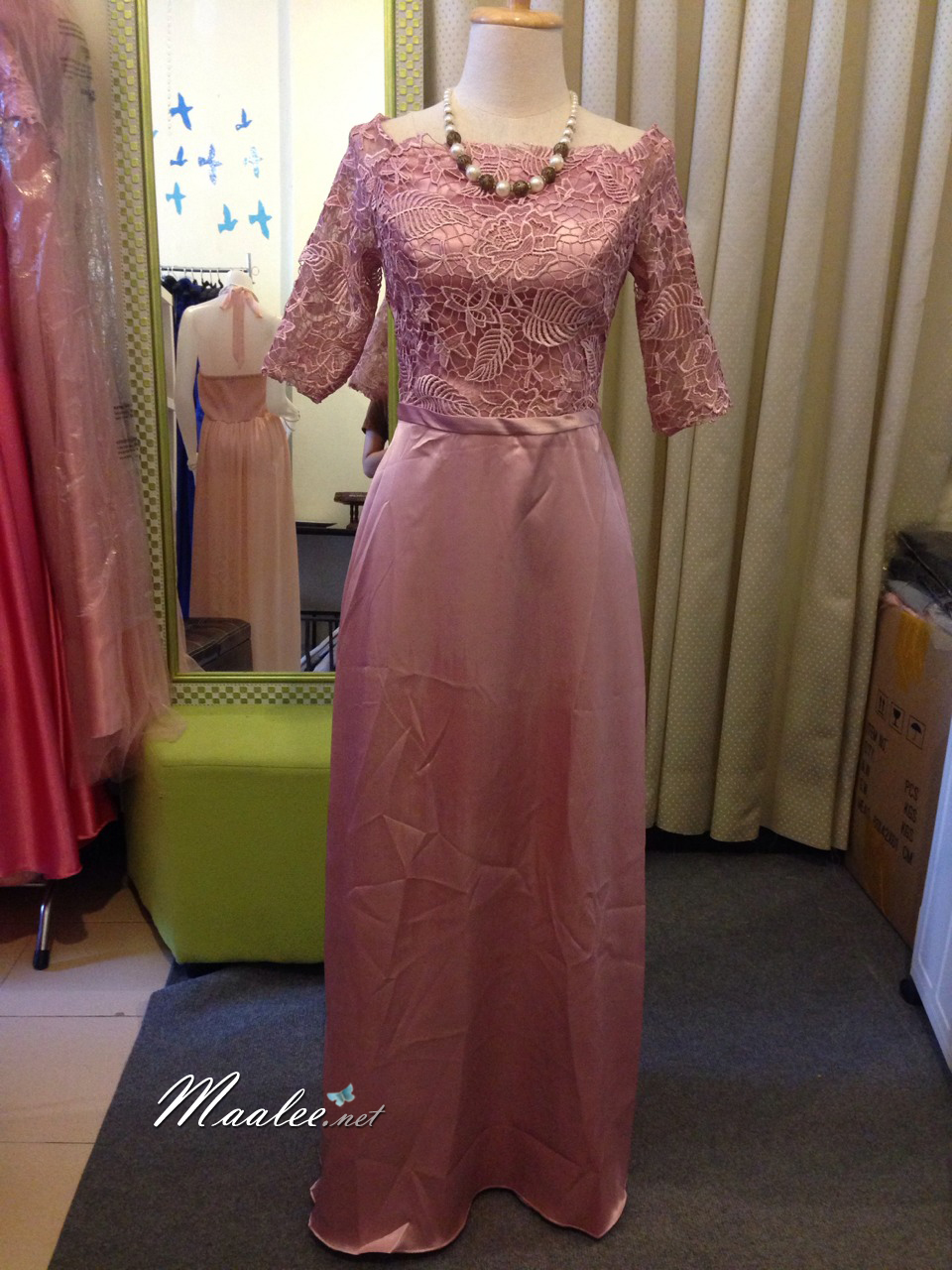 พร้อมเช่า ชุดราตรียาว แบบปาดไหล่ สีชมพูNude ผ้าซาติน แต่งลูกไม้ (เชือกผูกหลัง)