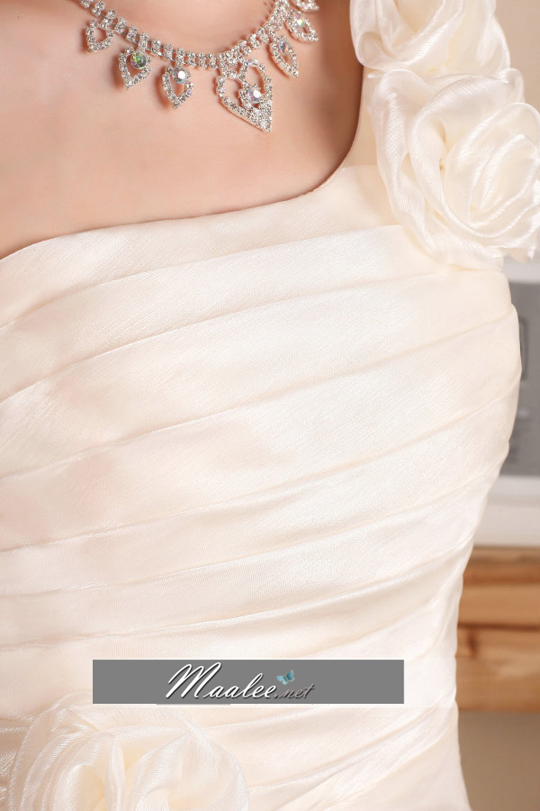 พร้อมเช่า ชุดแฟนซี ชุดราตรีสั้น ไหล่เฉียง ผ้าแก้วจับจีบย่น แต่งดอกไม้สวยหวาน สีครีม