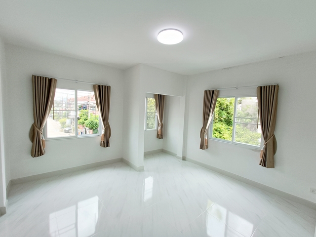 ขายทาวน์เฮ้าส์หมู่บ้านกรุงทอง สายไหม33 แบบ 3 ห้องนอน 2 ห้องน้ำ รีโรเวทใหม่ พร้อมเข้าอยู่ ฟรีโอน