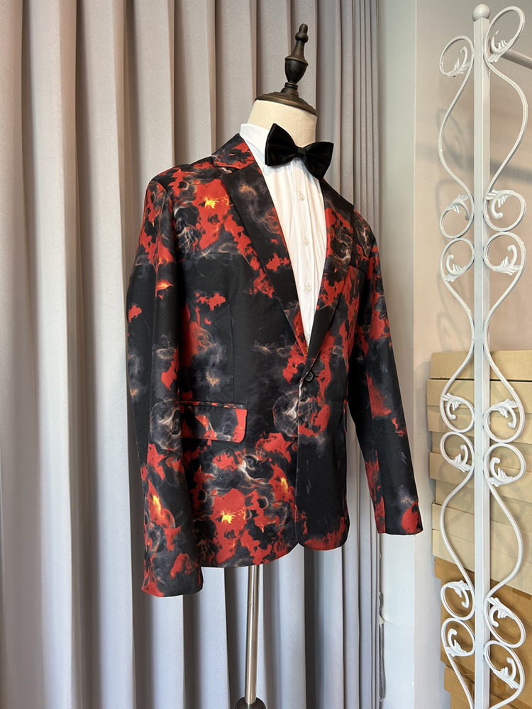 พร้อมเช่า เสื้อสูทชาย สีแดงดำ พิมพ์ลายกราฟฟิก กับกางเกงสีดำ