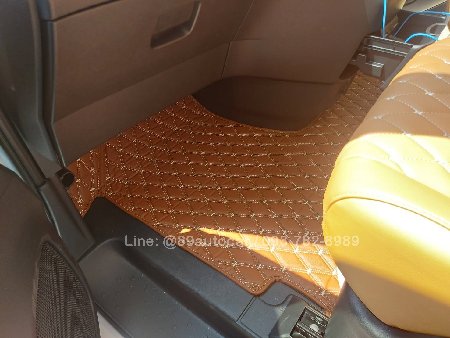 พรมปูพื้นรถยนต์ Nissan SERENA S-Hybrid Highway Star (C27) ปี 2024-2025 ปูพรมVVIP สีน้ำตาลเข้มด้ายทอง เต็มคัน